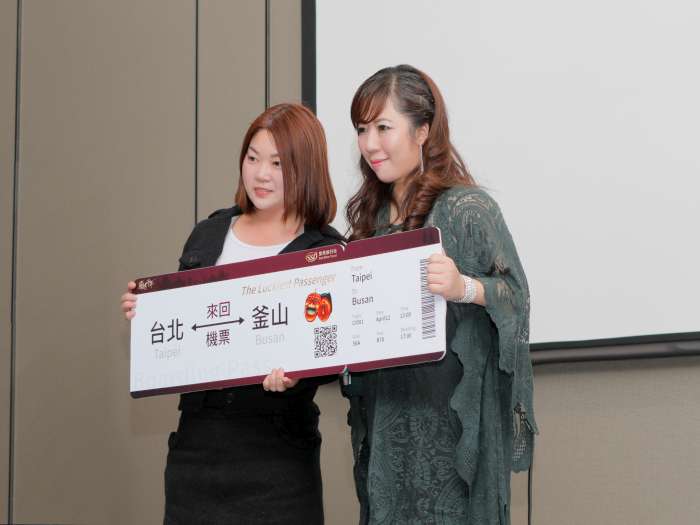 雙秀旅行社負責人陳珮漪抽出台北─釜山來回機票贈獎