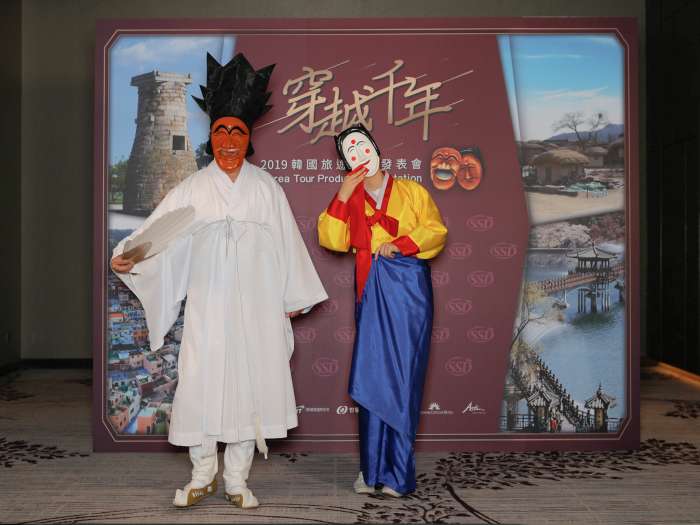 韓國頭戴河回假面的神秘嘉賓